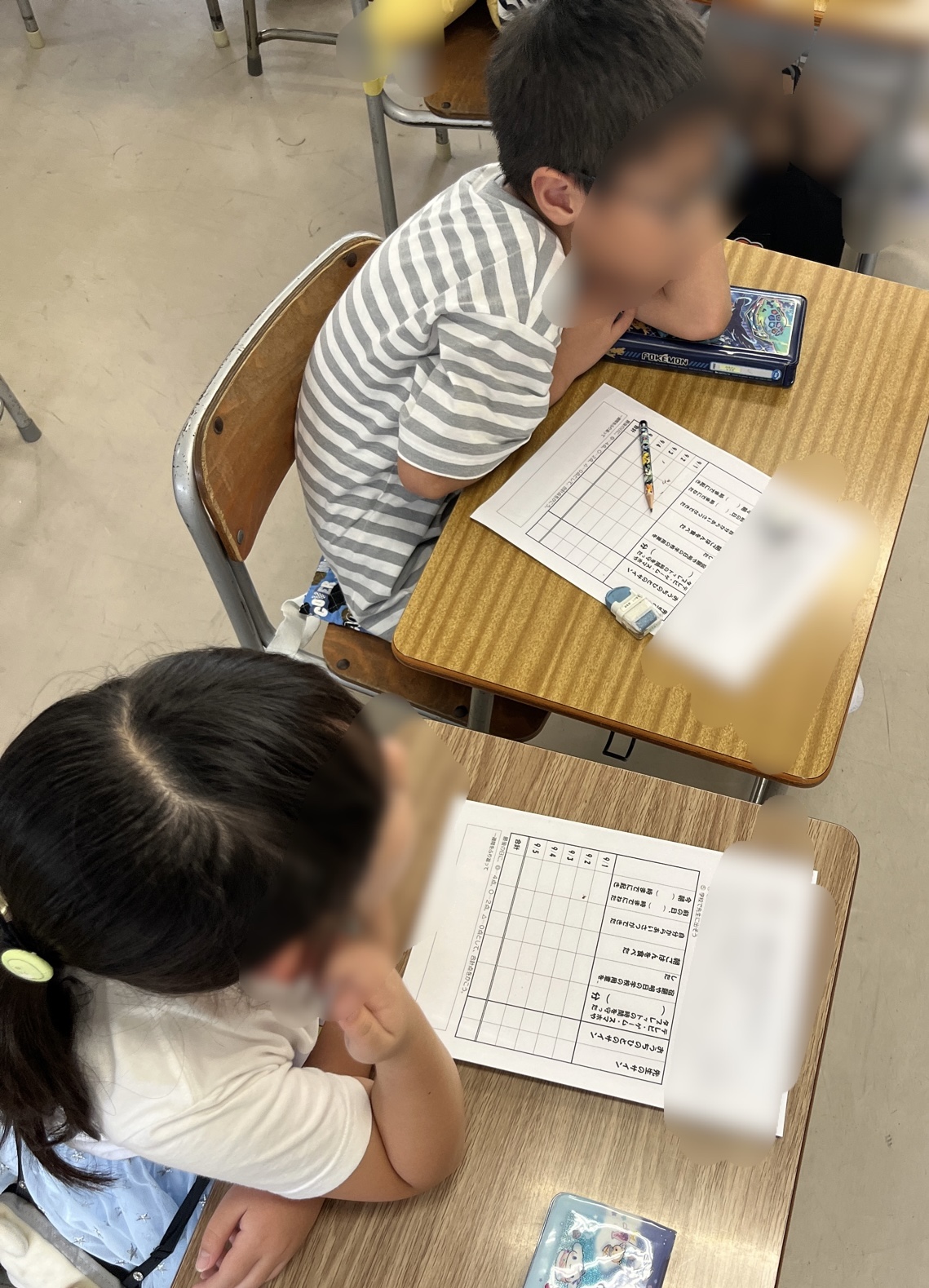 点検カードを前に、説明を聞く