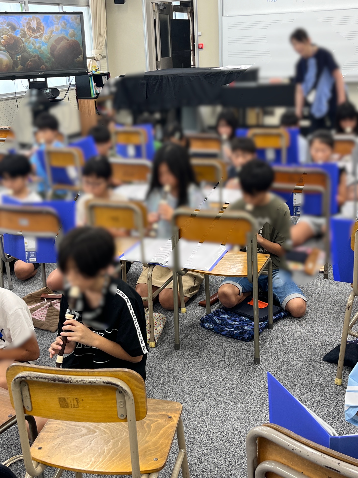 自分のリコーダー奏をタブレットで動画撮影