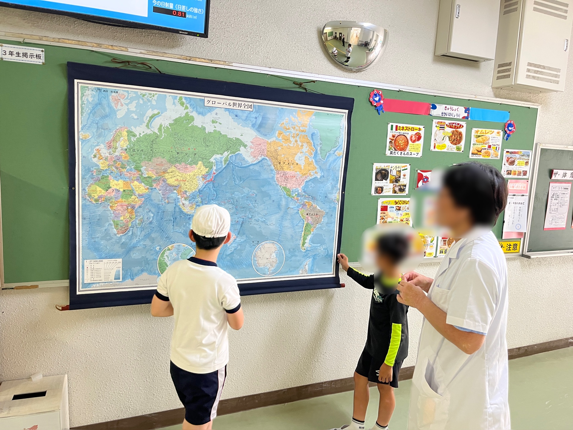 掲示された料理の国を世界地図で探します