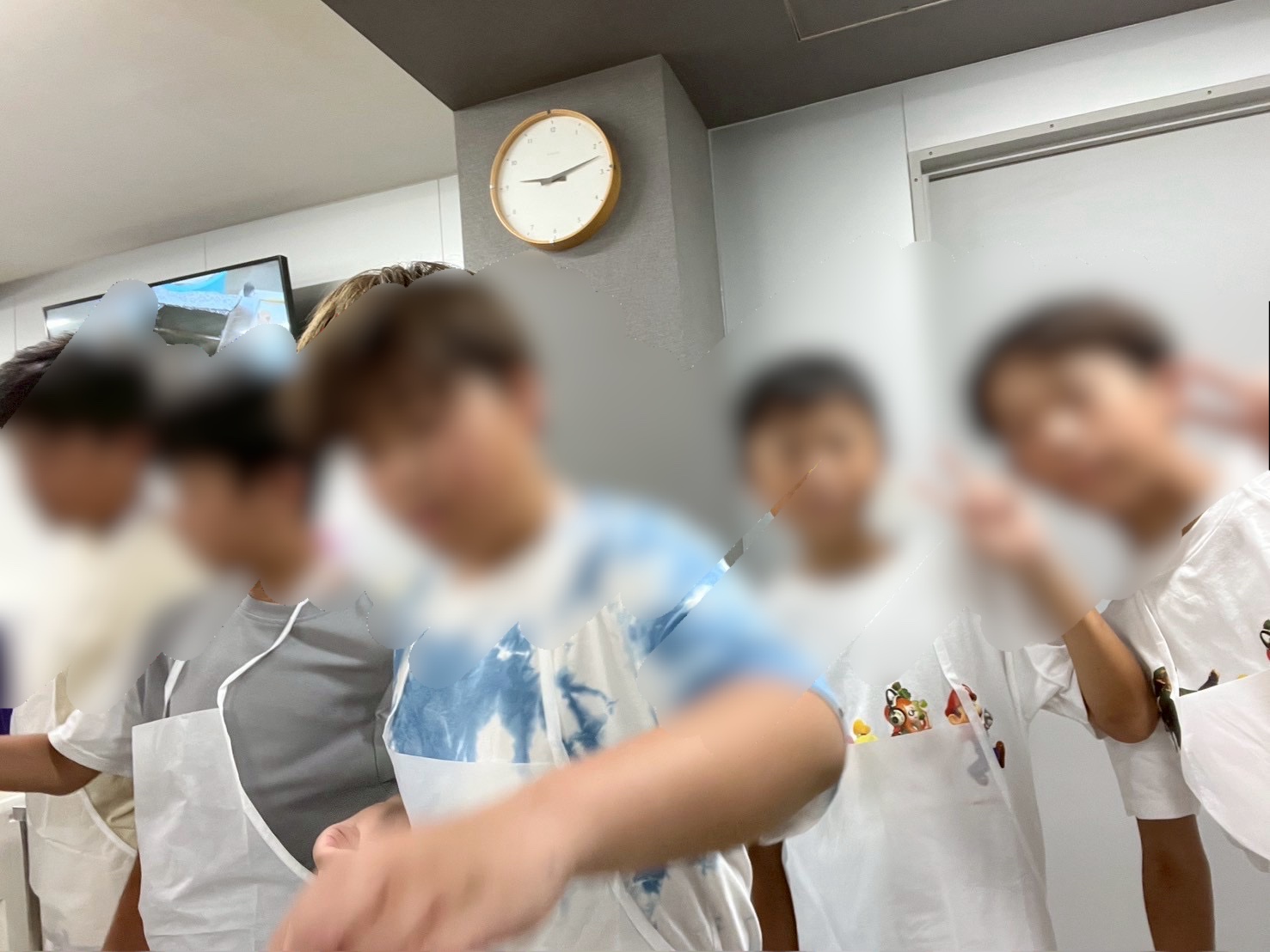 作っている最中も笑顔でピース