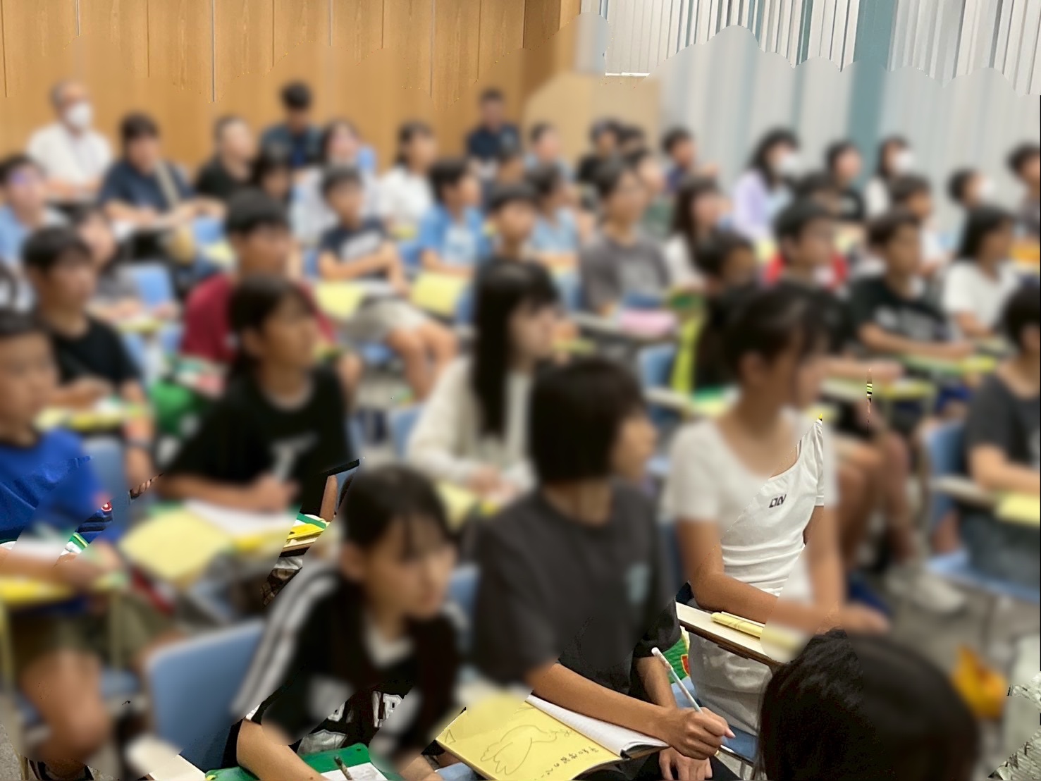 語り部さんのお話をメモを取りながらきいてる