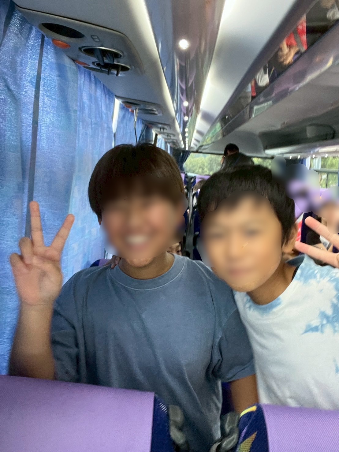 バスの中で、休憩中