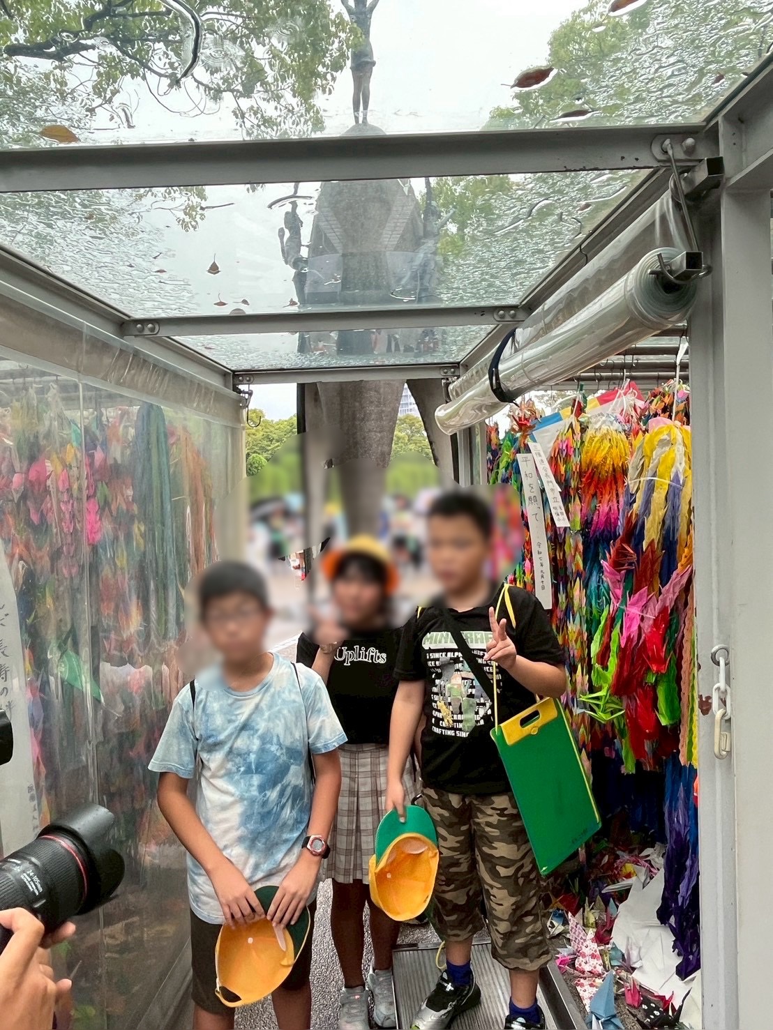 全校生の気持ちを織り込んだ折り鶴を捧げました