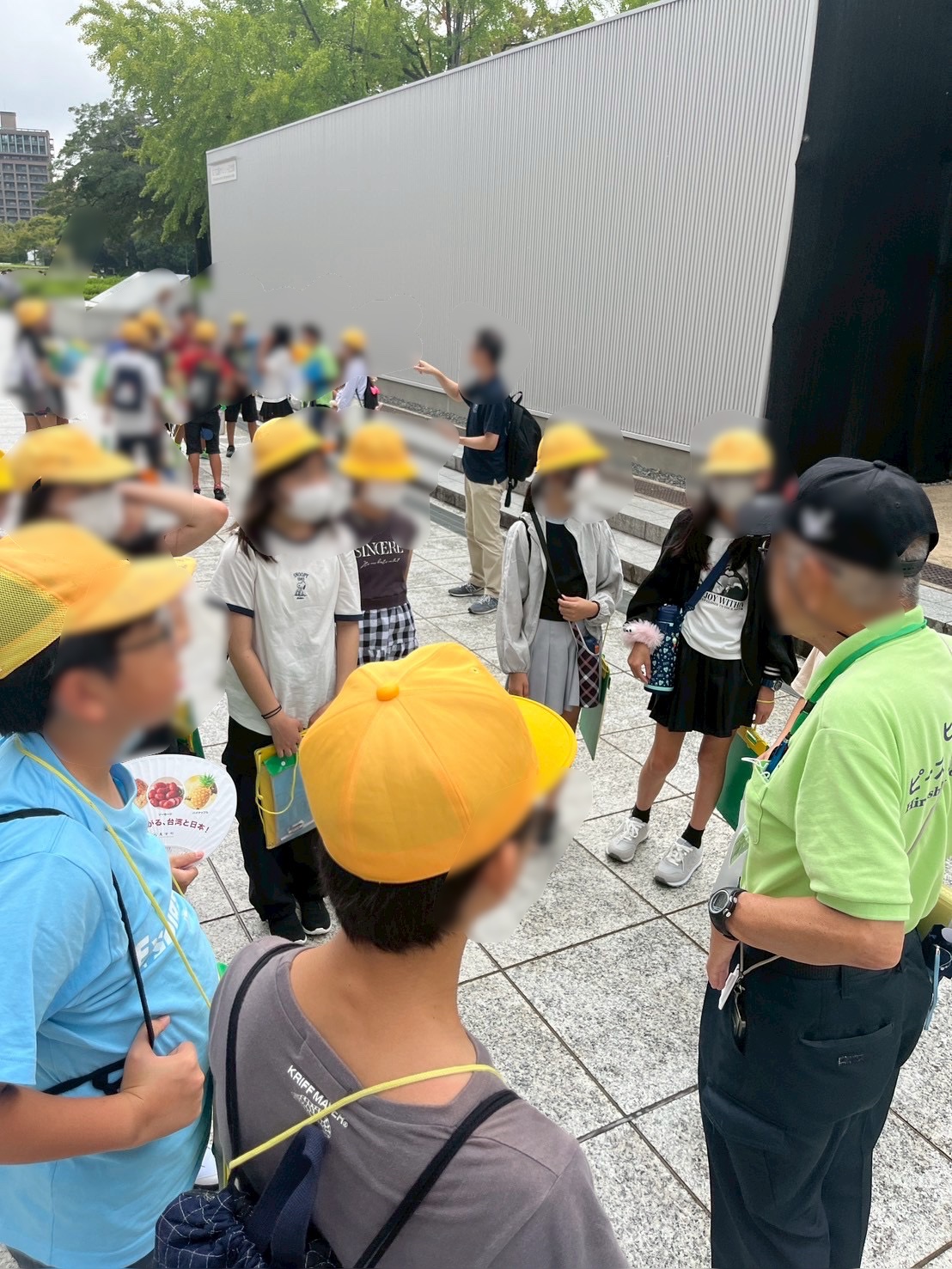 語り部さんのお話の後、ピースボランティアさんと散策
