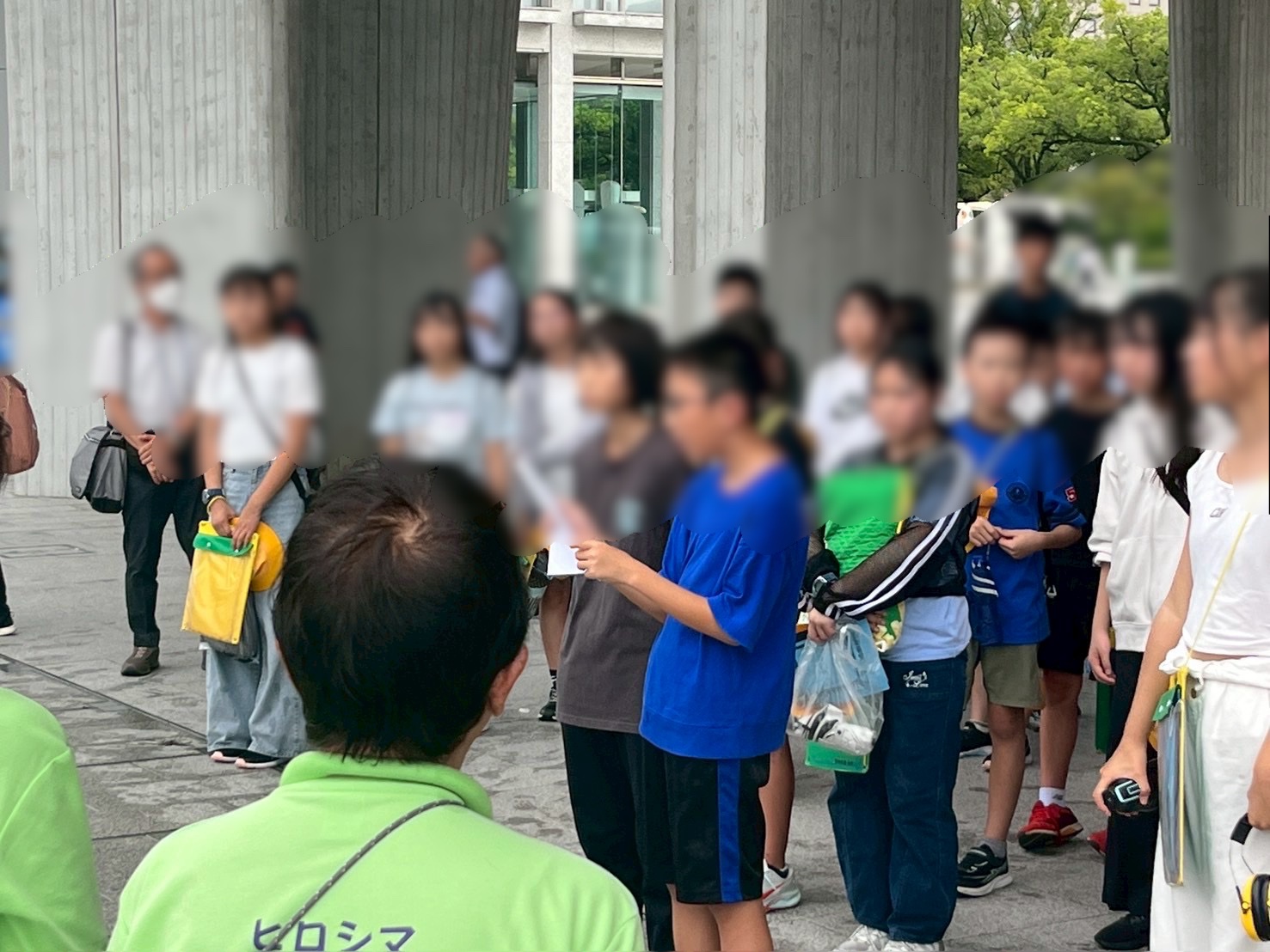 ピースボランティアさんにお礼を言う場面です