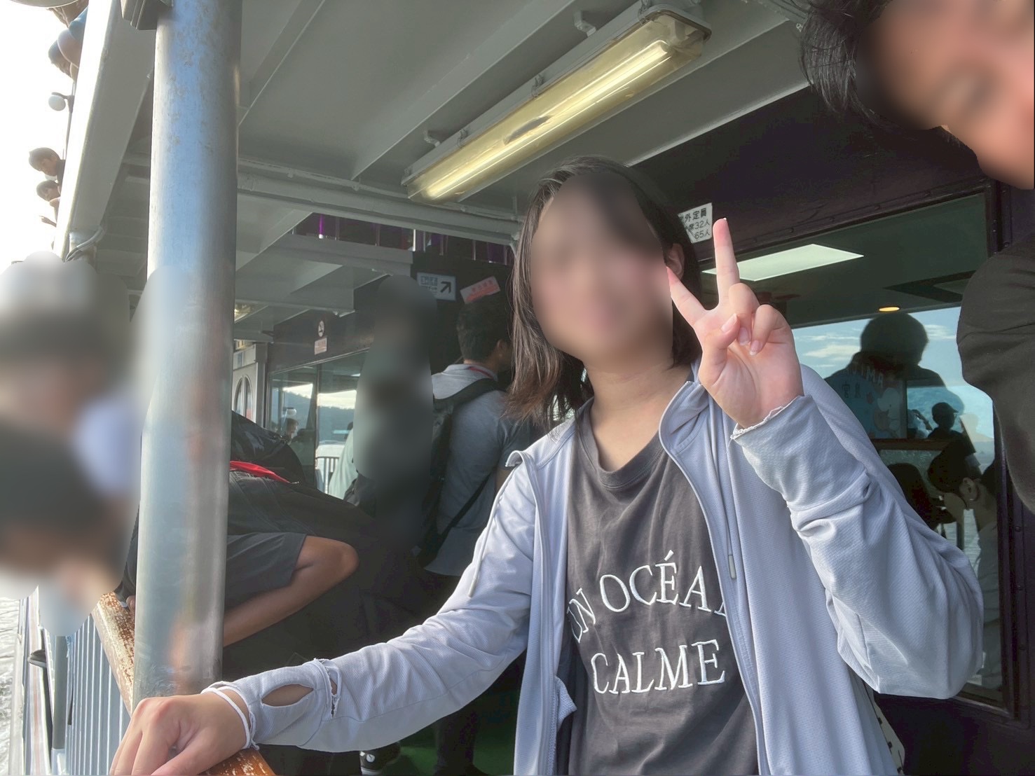 こちらはフェリーの中