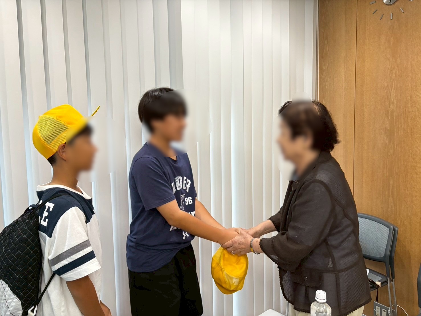 繰り返し繰り返し握手を求める子どもたち