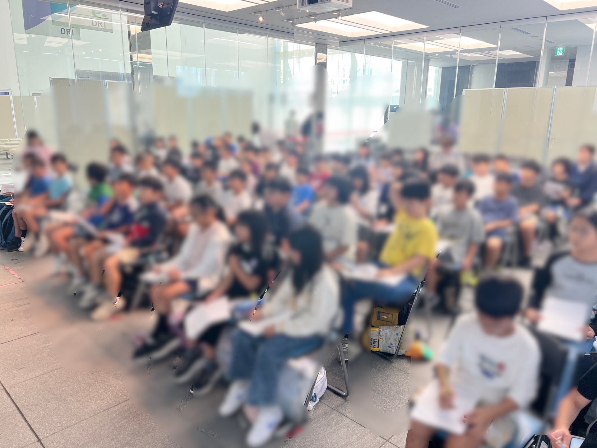 語り部さんのお話をじっくりと聞く