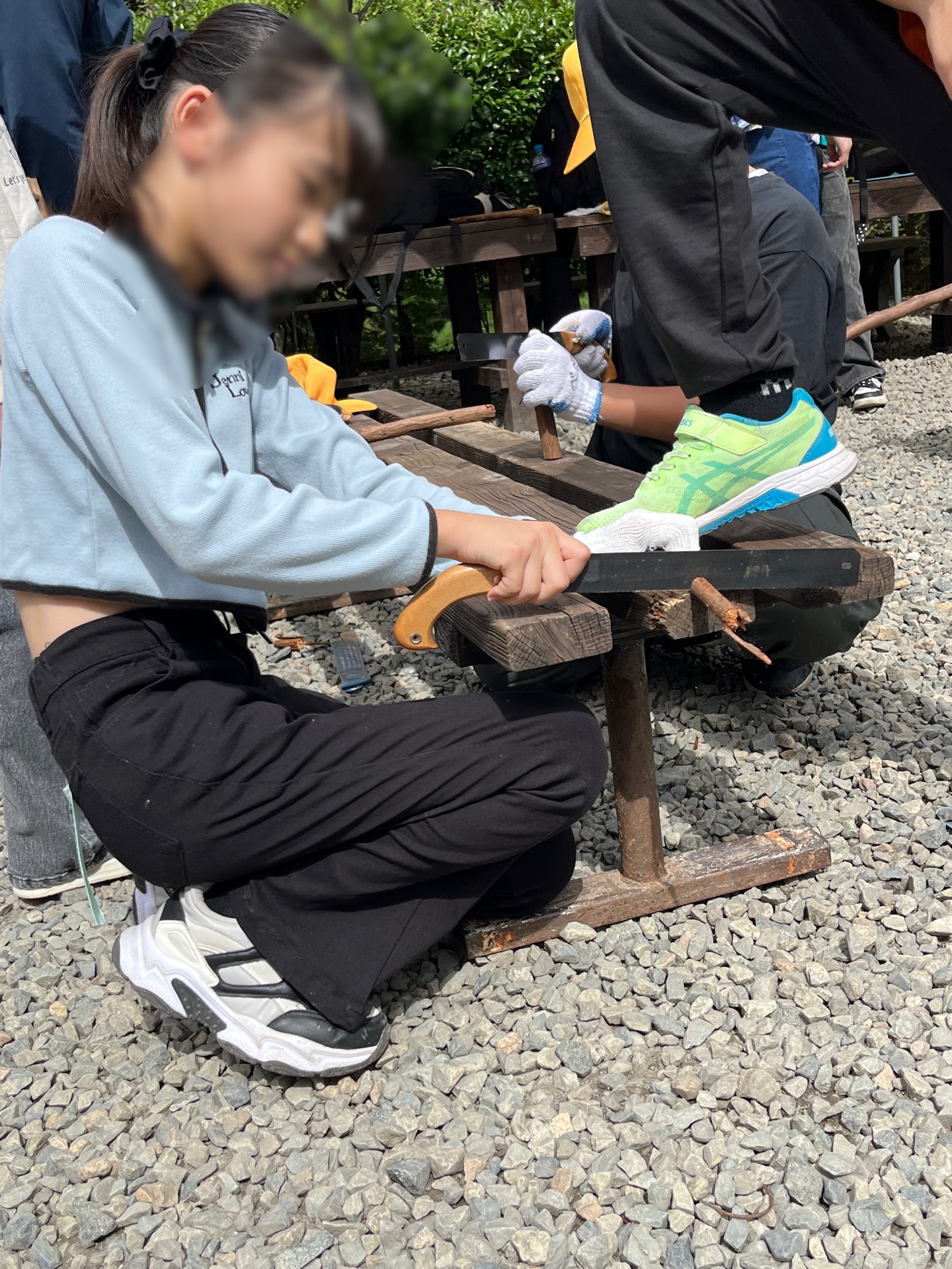 のこぎりで切ります