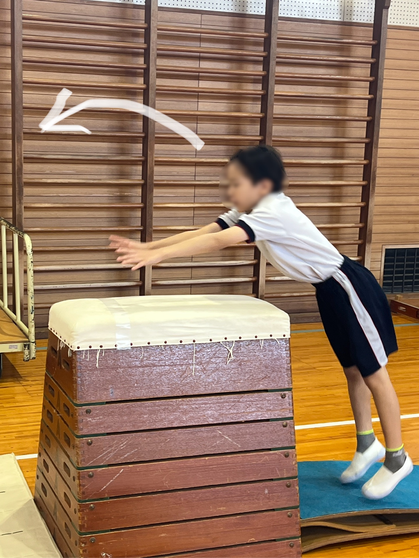 手を遠くに