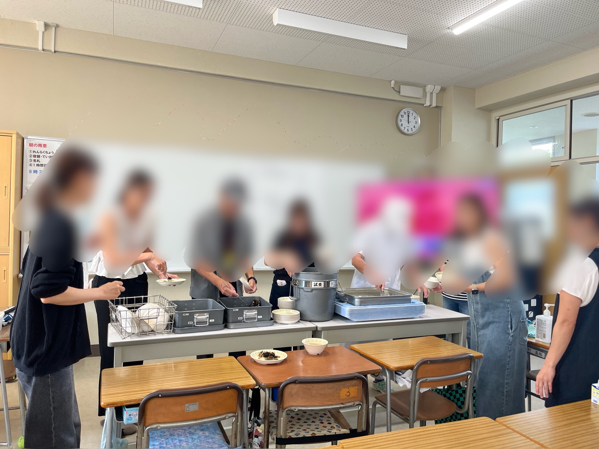 美味しい給食いただきます、配膳も自分たちで