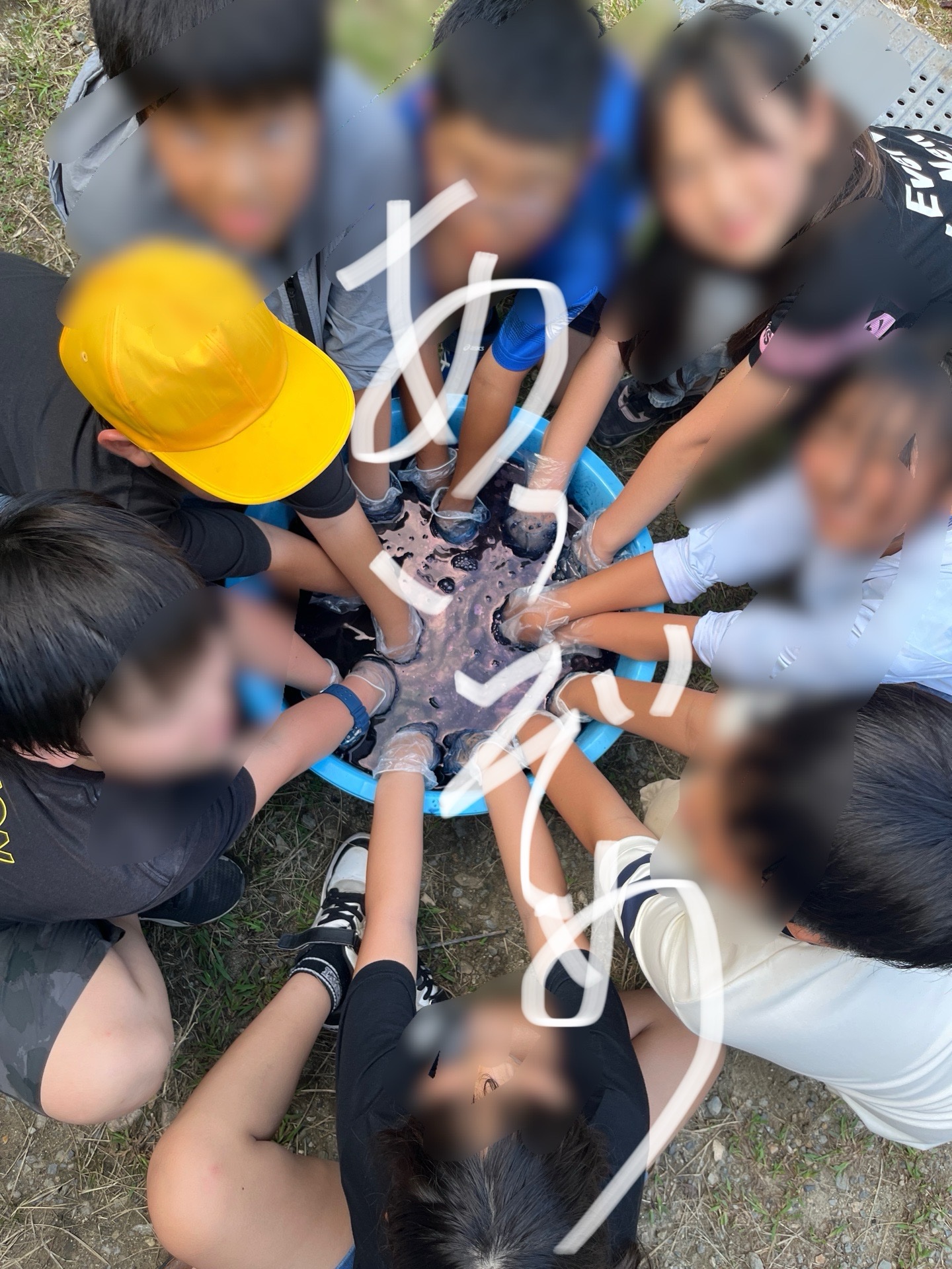 藍染めをみんなで、300数えて染めています