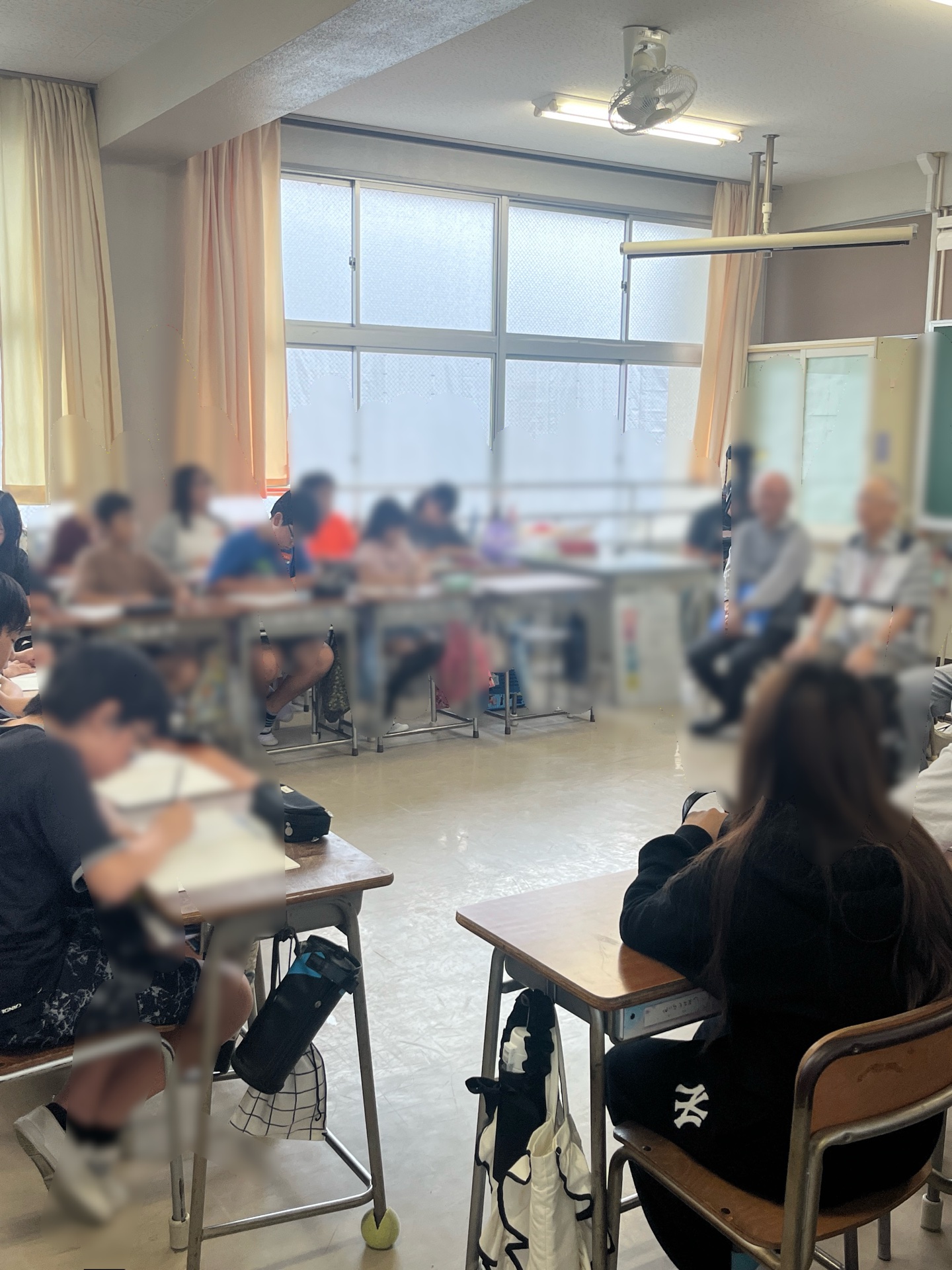 真剣な雰囲気が伝わるでしょう