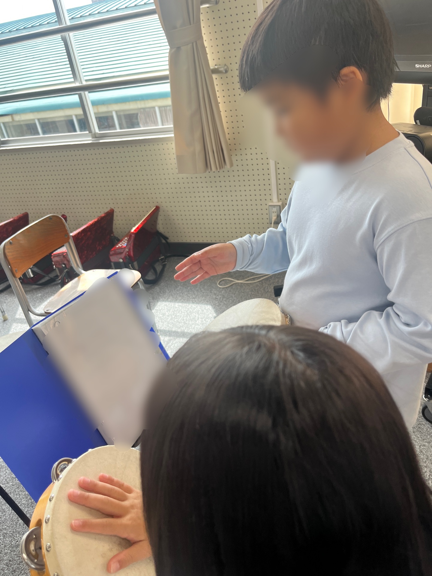 タンバリンも頑張る