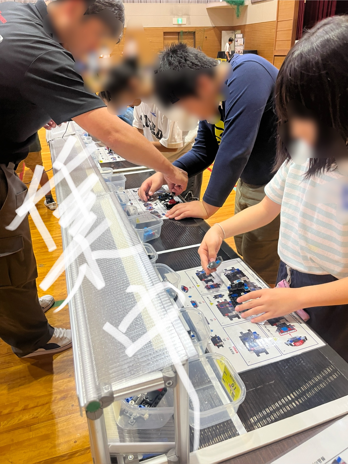 組み立てるのに真剣