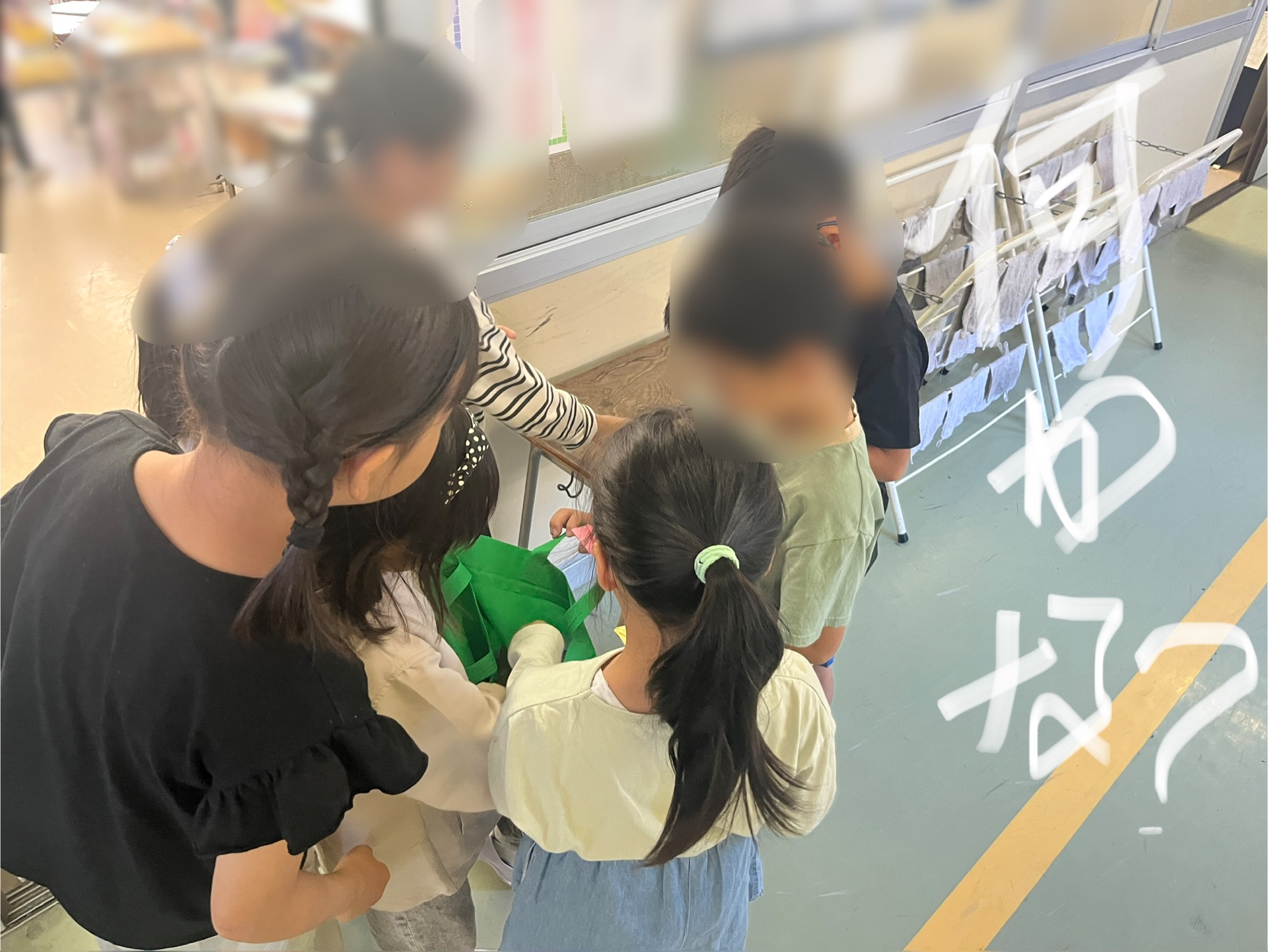 何やら、顔を寄せて話をしていたので寄っていくと