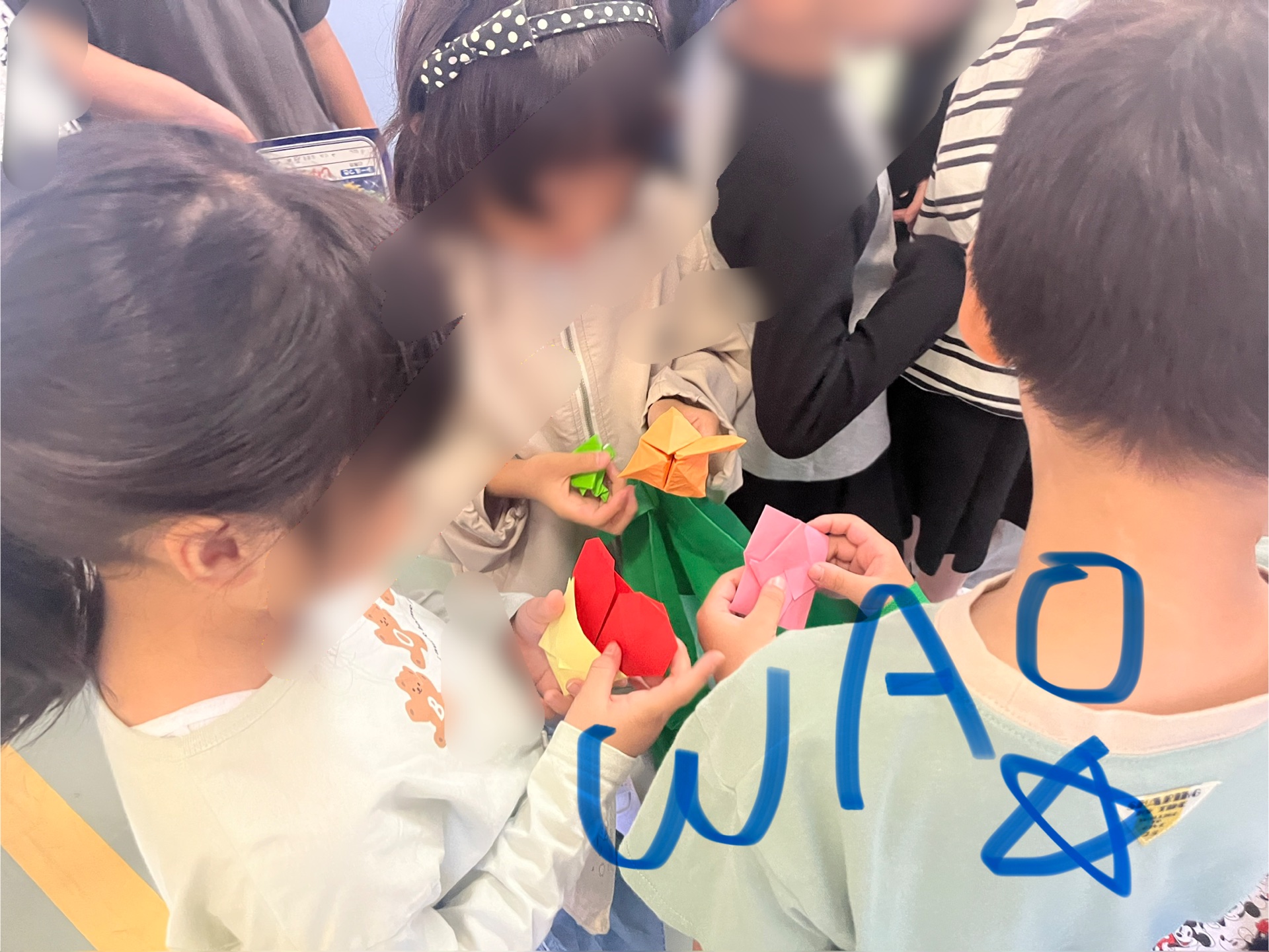 くじをひいて、折り紙をゲットしていました