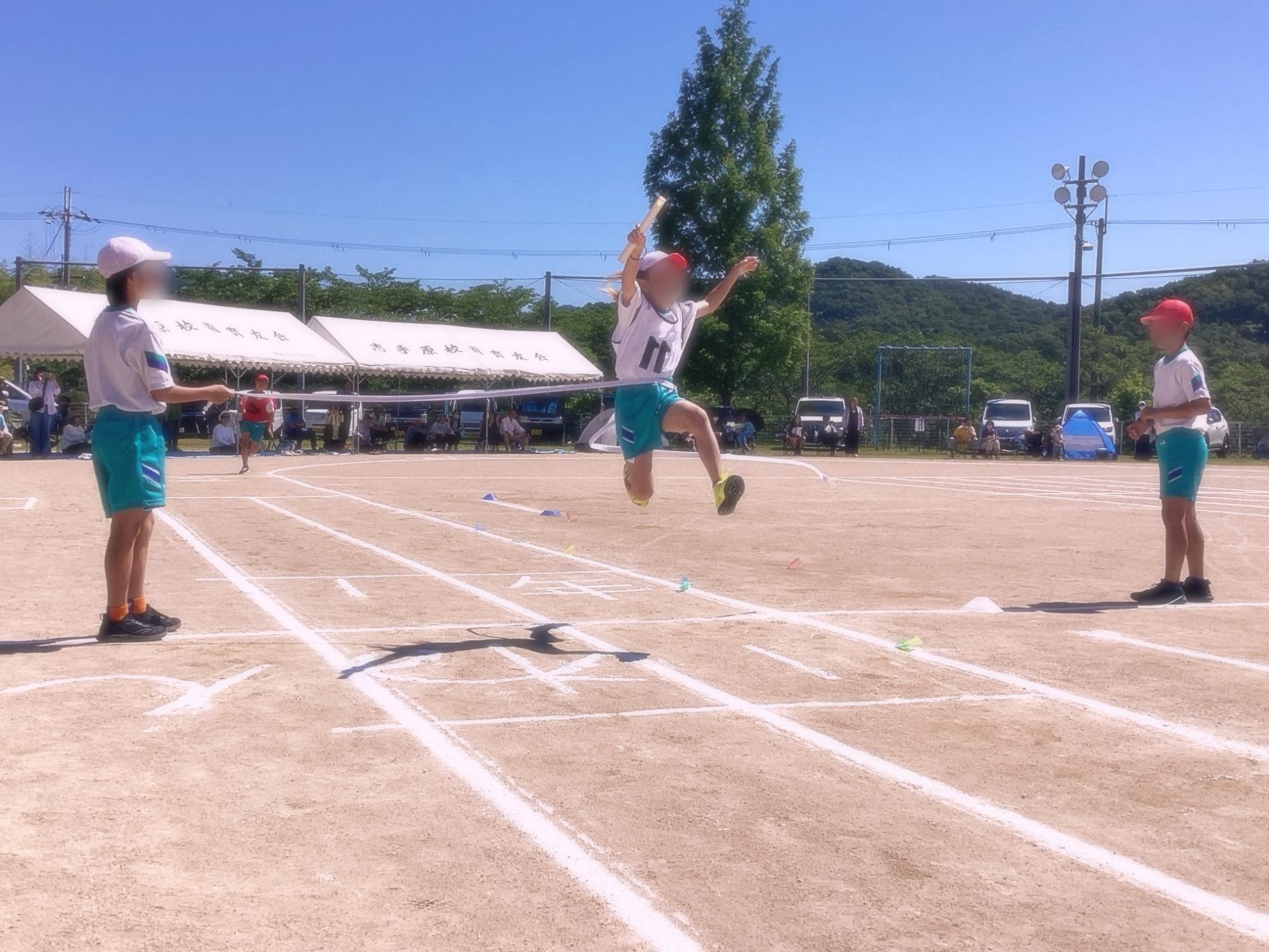 リレー、ゴールの瞬間。喜び、バクハツで大ジャンプ！