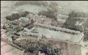 民家と木々や田畑に囲まれている学校を上空から撮影した昭和45年当時の写真