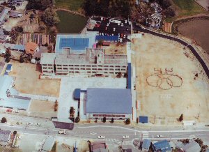 プールが併設された校舎と志手原小学校の校章が描いてある校庭を上空から撮影した平成4年当時の写真