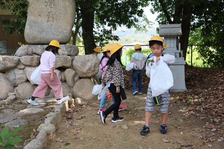 2年生「加茂神社」で秋探し